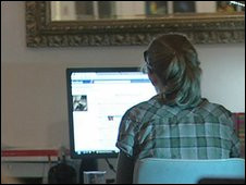 Xotin erining kotagini yaladi