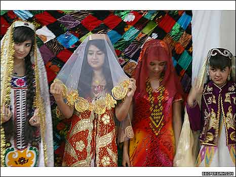 Ogli onasini boglab, uni sikdi, lekin porno video mutlaqo aloqasi yoq edi.