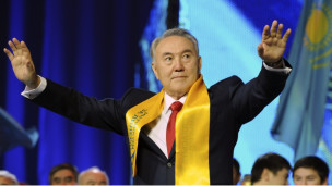 Jinsiy oyin bepul Kiyimdagi qattiq jinsiy aloqa