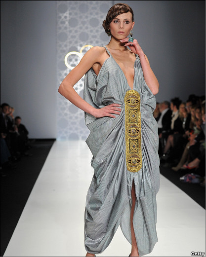 Ogizda sikilgan etuk ayollarning fotosuratlari