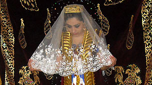 Voyaga etgan lezbiyenning yosh qizni aldashini onlayn tomosha qiling.