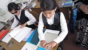 Ogizlari ishlaydigan ikkita qizgin chaqaloq yigitining uzun xorozini soradi