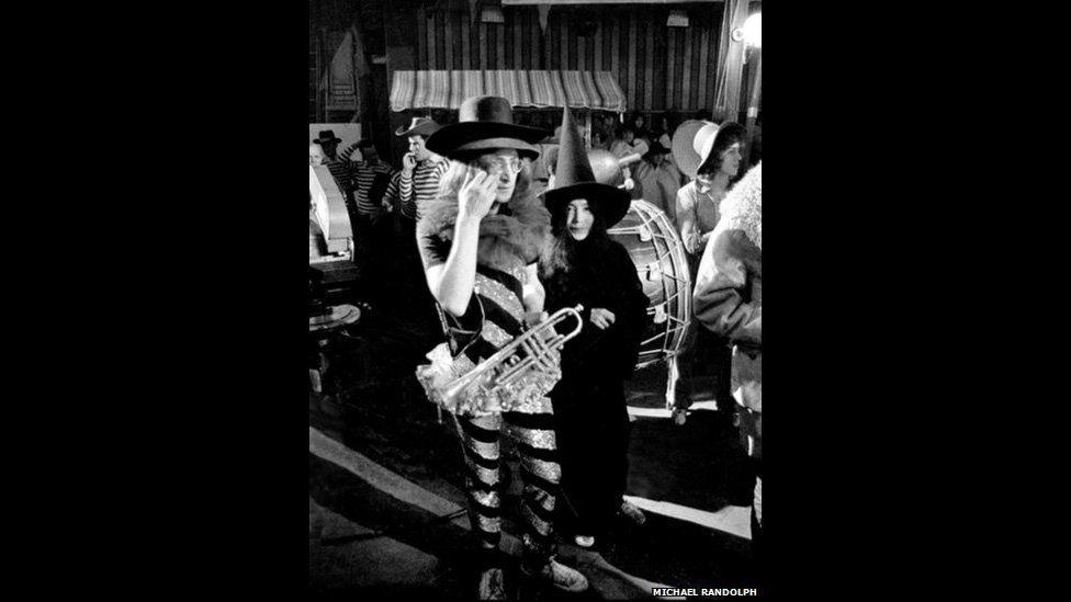 Mostra traz fotos raras de 'circo de rock' dos Stones - BBC Mostra traz fotos raras de 'circo de rock' dos Stones - BBC