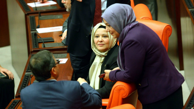 Bir erkak va bir necha ayol ni onlayn tomosha qiling