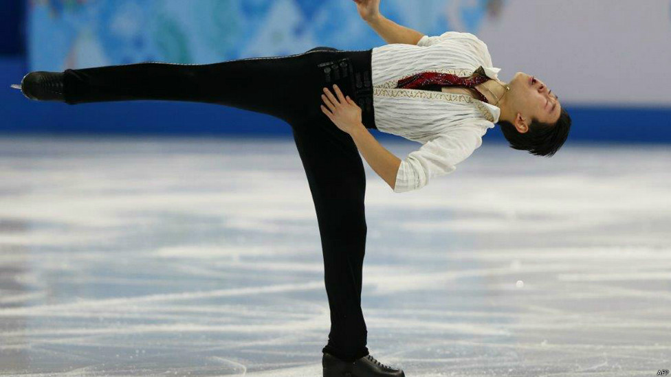 Figurali uchuvchi oyogini juda baland kotardi va fotosuratda yalangoch dumbasini korsatdi.