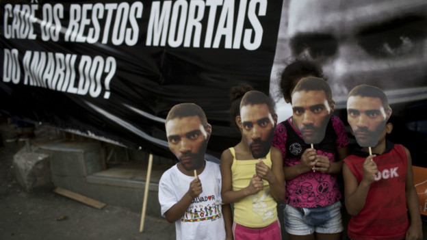 Manifestantes protestam contra morte de pedreiro (Foto: AP)