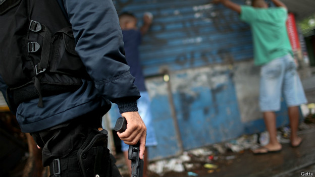 Policial em favela (Foto: Getty)