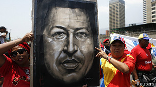 simpatizantes portan afiche de chavez