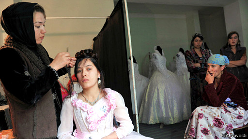 Bodibildingchilarda katta klitoris Olomon orasida kiyimlarini yechdi