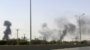 http://a.files.bbci.co.uk/worldservice/live/assets/images/2014/07/26/140726162438_tripoli_airport_road_fighting_304x171_reuters.jpg