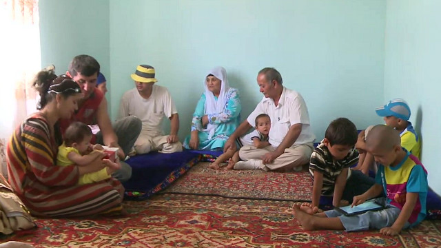 Rus yigitlari katta xorozlarni silkitadi