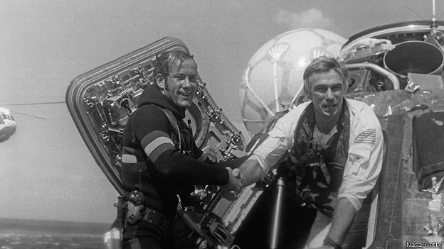 Астронавт Юджин Сернан после приводнения в Тихом океане