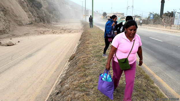 Una mujer camina por la Carretera Panamericana tras el sismo