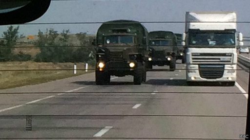 Военные грузовики сопровождают гуманитарный конвой