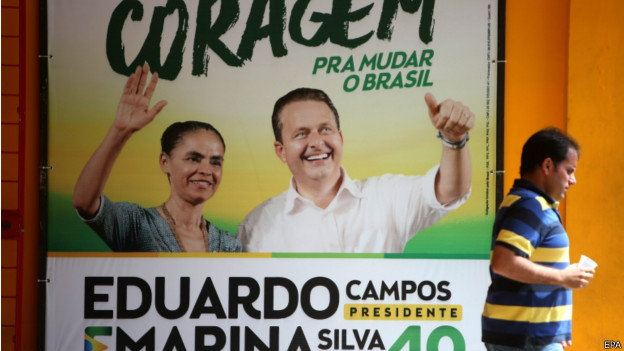 Pedestre passa em frente ao comitê da campanha Campos-Marina no Recife (EPA)