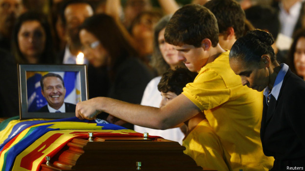 Filhos de Campos e Marina Silva ao lado de caixão. Credito: Reuters