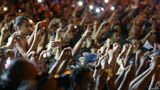 População acompanha velório de ex-governador. Credito: Reuters