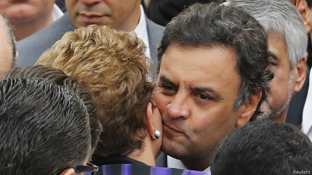 Dilma e Aécio se cumprimentam durante velório. Credito: Reuters