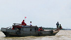 سفينة في نهر في ميانمار قريب من العاصمة يانغون