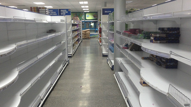Estantes vacíos en supermercado cubano