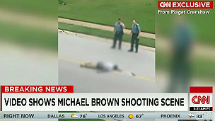 El cadáver de Brown en el video de la testigo Piaget Crenshaw
