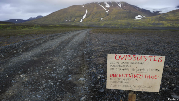 Cartaz alerta para risco de erupção de vulcão (Foto: Reuters)