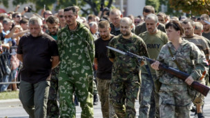 Wafungwa wakipitishwa barabara za Donetsk siku ya kuadhimisha uhuru wa Ukrainee