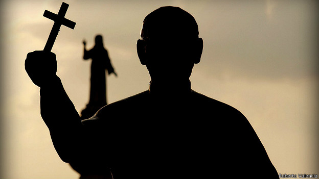 Estatua de Monseñor Romero ubicada en la Plaza del Divino Salvador del Mundo, uno de los puntos neurálgicos de San Salvador.