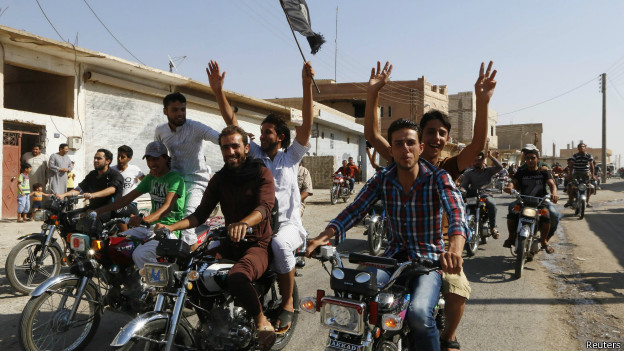 População comemora tomada de base aére em Tabqa (foto: Reuters)