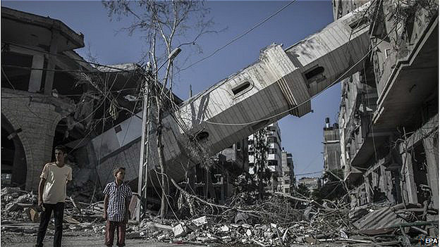 Minarete derribado de mezquita en Gaza