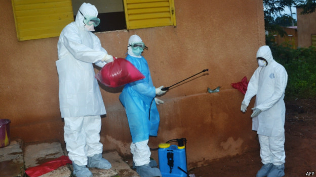 Médicos com roupa de proteção para tratar o ebola / Crédito: AFP