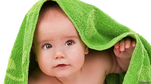 Младенец выглядывает из-под полотенца