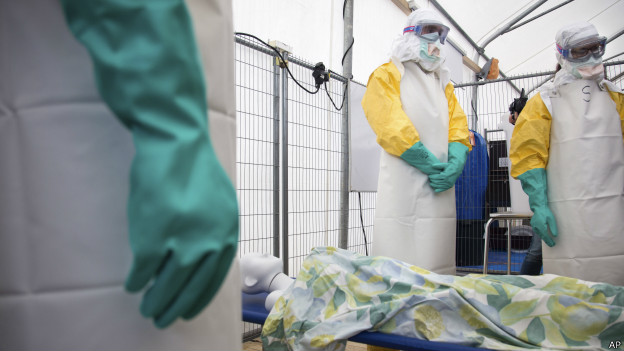 Médicos em treinamento para tratar o ebola, na Bélgica, em 26 de agosto (AP)