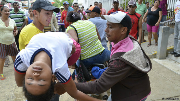 Meninas colombianas sofrem desmaios / Crédito: El Heraldo