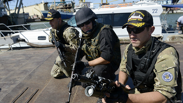 Personal de seguridad marítima en Mariupol