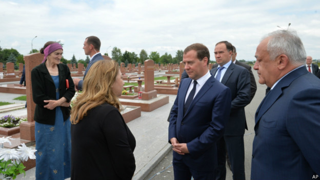 Премьер-министр России Дмитрий Медведев в Беслане, 1 июля 2014 года