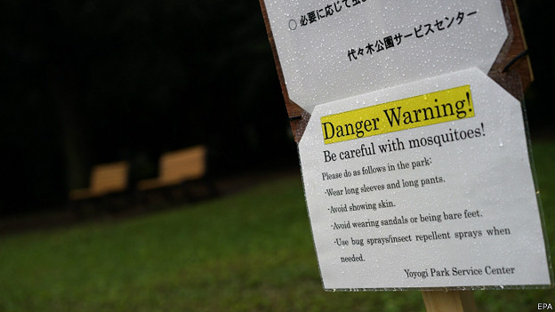Cartel de advertencia en parque Yoyogi