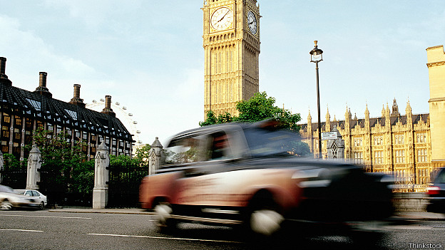 Лондонское такси на фоне Вестминстера