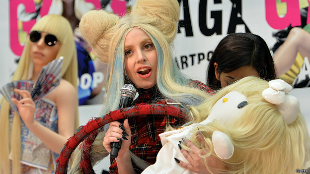 Леди Гага с куклой Hello Kitty
