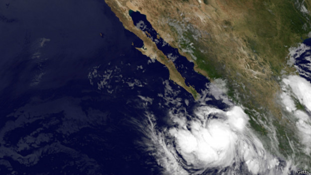 Norbert de tormenta tropical se convierte en huracán al sur de la península de Baja California en el Pacífico mexicano