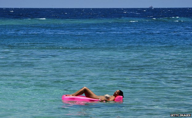 Flotando en el agua cristalina