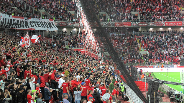 140906001546_spartak_moscow_stadium_fans