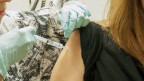 اولین واکسن آزمایشی به زنی در آمریکا تزریق شد