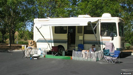 Caravana del ex trabajador de Google Matthew Weaver en el campus de Mountain View, California