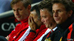 Ryan Giggs se tapa la cara