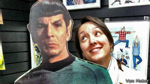 Sonia Van Meter con un cartel de Spock