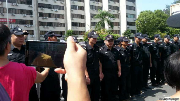 博罗示威群众拍摄在县政府门前列队布防的警员（网友黄润勤提供照片14/9/2014）