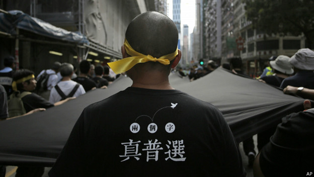 一名“占领中环”运动示威者身穿“真普选”上衣游行（14/9/2014）