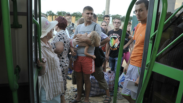 Shunchaki yigit qizlarning kokraklarini silab yechinayotgan suratlari.