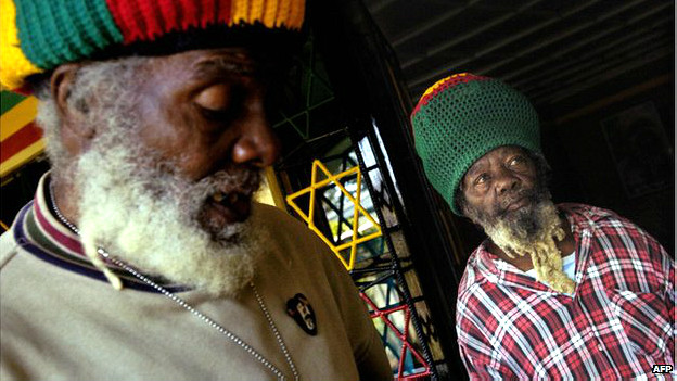 Hombres de la comunidad rastafari en Shashamene 